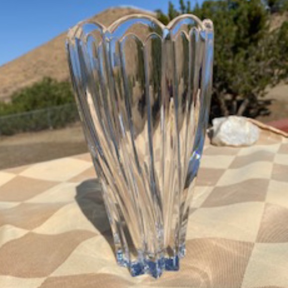 Other - STUNNING SPIRAL VASE